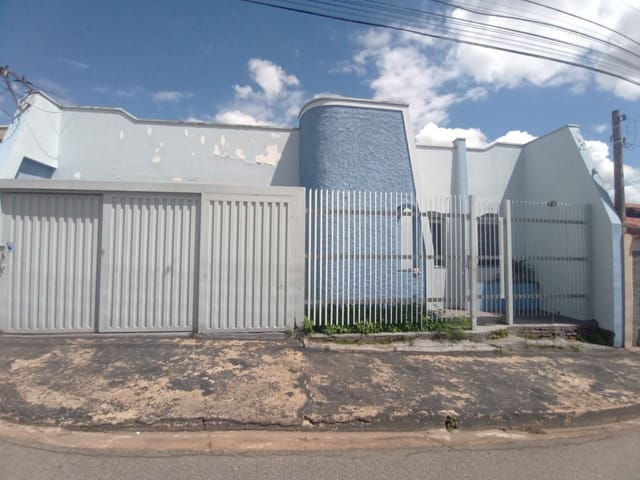 Casa com 290m² 4 quartos e 2 banheiros, à venda, no bairro Vila Tenente Vasconcelos em São João da Boa Vista