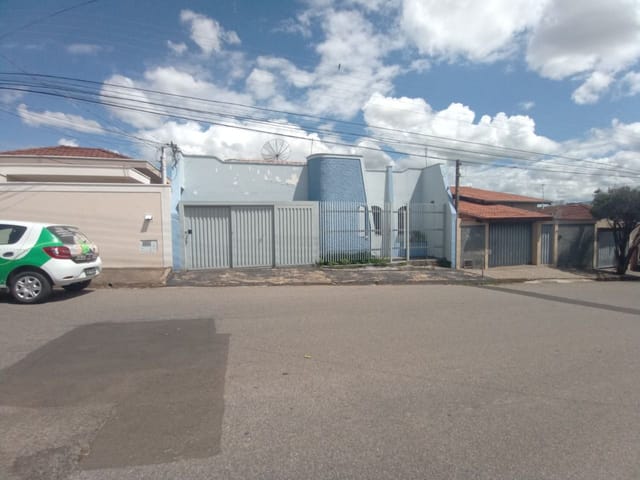 Casa com 290m² 4 quartos e 2 banheiros, à venda, no bairro Vila Tenente Vasconcelos em São João da Boa Vista