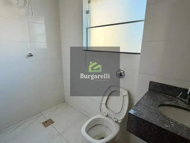 Casa 4 quartos e 2 banheiros, para alugar, no bairro Centenário em Lavras