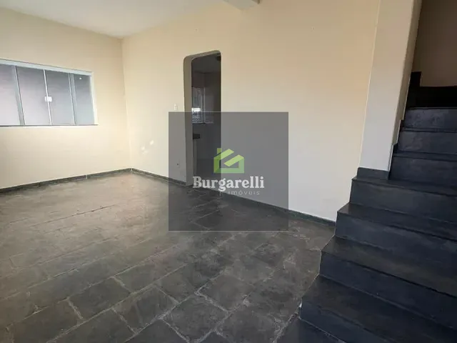 Casa 4 quartos e 2 banheiros, para alugar, no bairro Centenário em Lavras