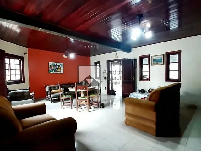 Casa com 450m² 5 quartos e 3 banheiros, à venda, no bairro Camboinhas em Niterói