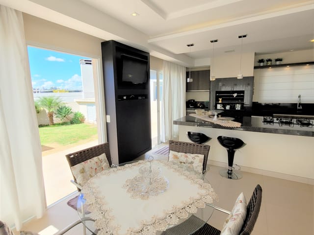 Casa com 301m² 3 quartos e 3 banheiros, à venda, no bairro Oficinas em Ponta Grossa