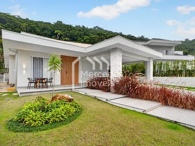 Casa 3 quartos e 5 banheiros, à venda, no bairro Ariribá em Balneário Camboriú