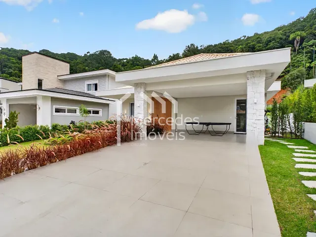 Casa 3 quartos e 5 banheiros, à venda, no bairro Ariribá em Balneário Camboriú