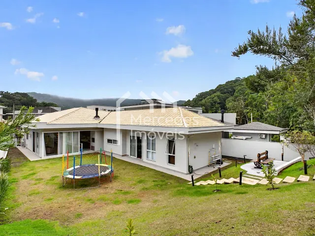 Casa 3 quartos e 5 banheiros, à venda, no bairro Ariribá em Balneário Camboriú