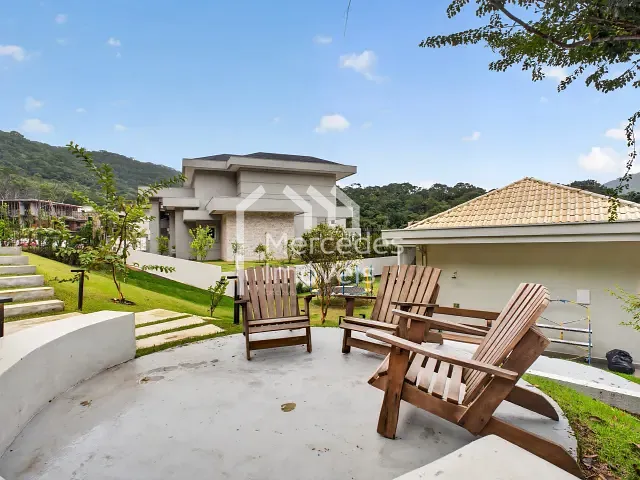 Casa 3 quartos e 5 banheiros, à venda, no bairro Ariribá em Balneário Camboriú