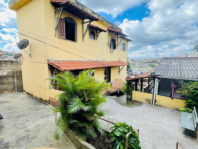 Casa 9 quartos e 3 banheiros, à venda, no bairro Guarani em Belo Horizonte