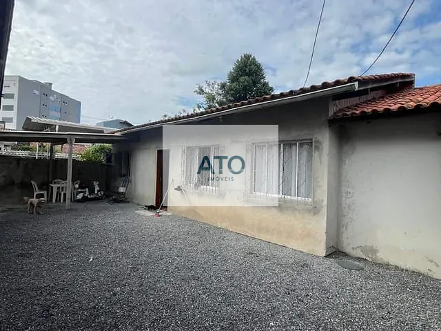 Casa 3 quartos e 2 banheiros, à venda, no bairro Centro em Tijucas