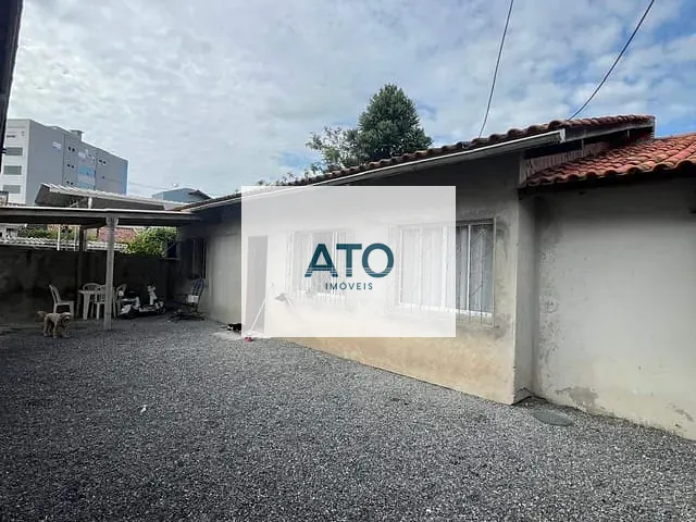 Casa 3 quartos e 2 banheiros, à venda, no bairro Centro em Tijucas