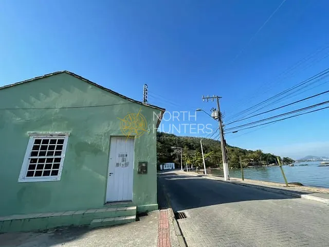 Casa com 2010m² 3 quartos e 2 banheiros, à venda, no bairro Sambaqui em Florianópolis