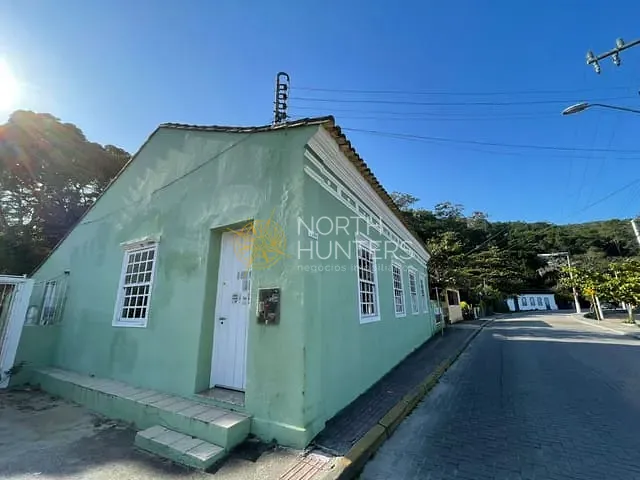 Casa com 2010m² 3 quartos e 2 banheiros, à venda, no bairro Sambaqui em Florianópolis