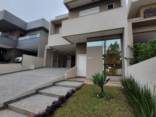 Casa com 300m² 4 quartos e 4 banheiros, à venda, no bairro Colônia Dona Luíza em Ponta Grossa