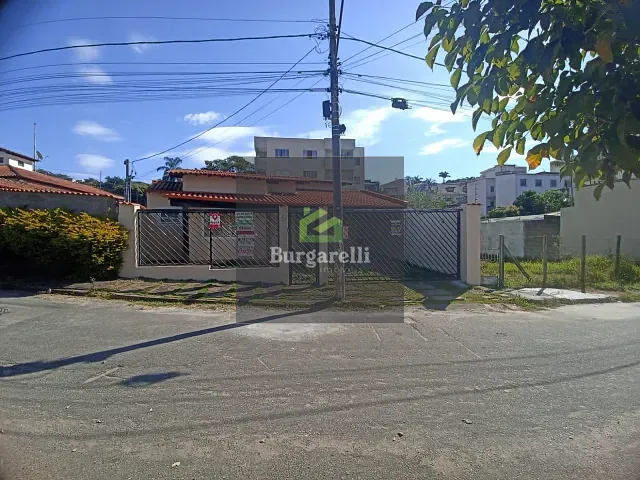 Casa 3 quartos e 2 banheiros, para alugar, no bairro Centenário em Lavras