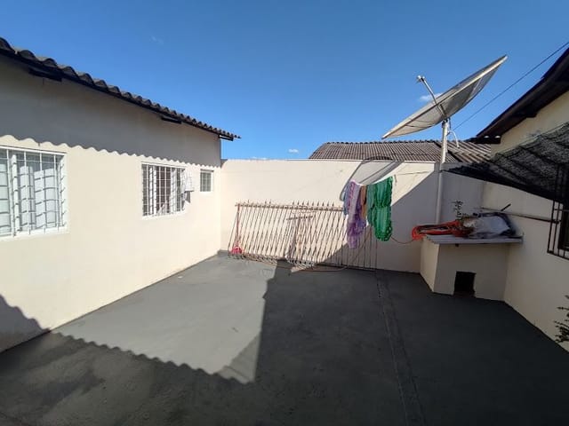 Casa com 300m² 3 quartos e 2 banheiros, à venda, no bairro Conjunto Residencial Roberto Conceição em Cambé