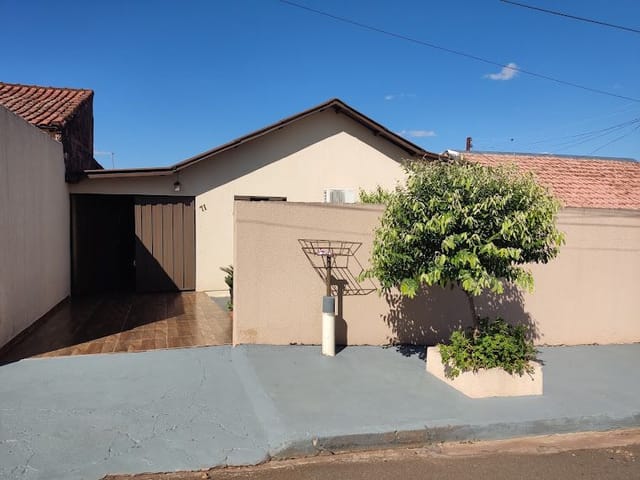 Casa com 300m² 3 quartos e 2 banheiros, à venda, no bairro Conjunto Residencial Roberto Conceição em Cambé