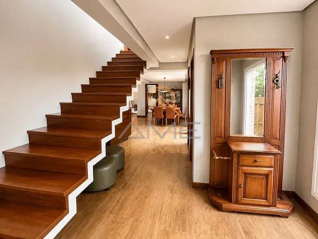 Casa com 348m² 3 quartos e 5 banheiros, à venda ou para alugar, no bairro Laranjal em Pelotas
