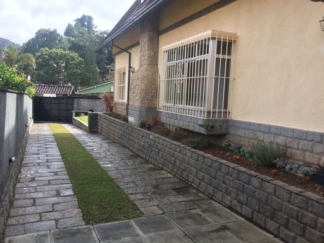Casa à venda, no bairro Mosela em Petrópolis