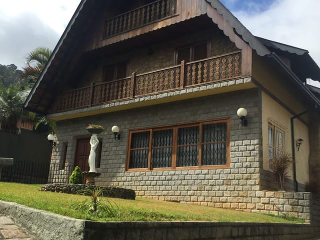 Casa à venda, no bairro Mosela em Petrópolis