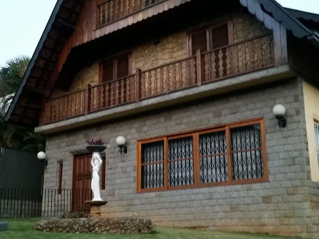 Casa à venda, no bairro Mosela em Petrópolis