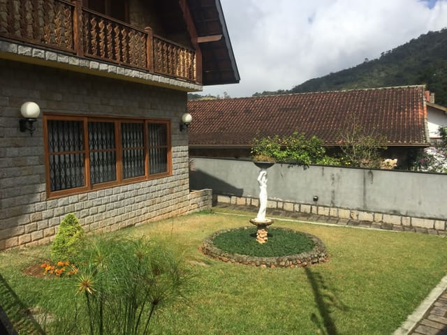 Casa à venda, no bairro Mosela em Petrópolis