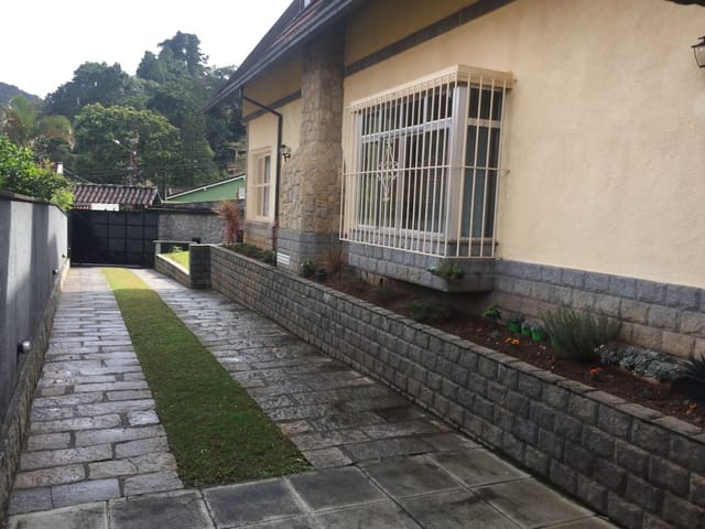 Casa à venda, no bairro Mosela em Petrópolis