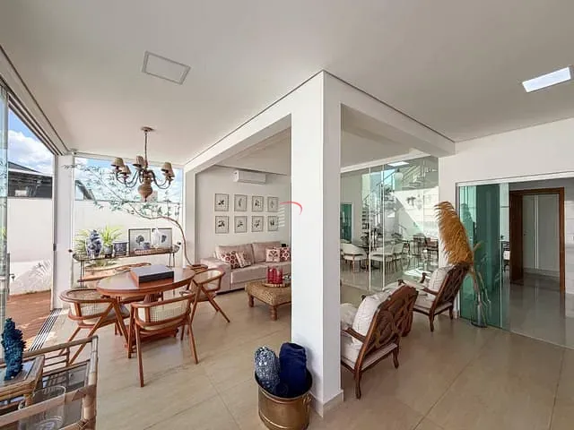 Casa com 300m² 4 quartos e 5 banheiros, à venda, no bairro Esperança em Londrina