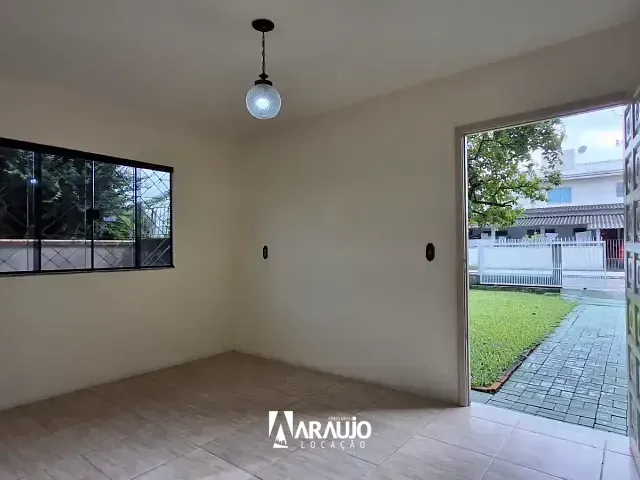 Casa com 150m² 2 quartos e 1 banheiro, para alugar, no bairro Centro em Navegantes