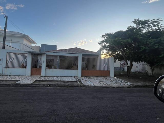 Casa com 300m² 3 quartos e 3 banheiros, à venda, no bairro Jardim Barcelona em Sinop