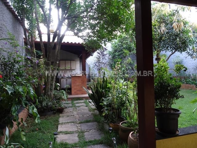 Casa com 300m² 4 quartos e 1 banheiro, à venda, no bairro Nova Era em Juiz de Fora