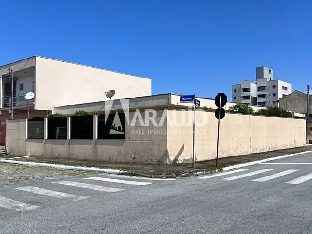 Casa com 303m² 3 quartos e 2 banheiros, à venda, no bairro Cordeiros em Itajaí