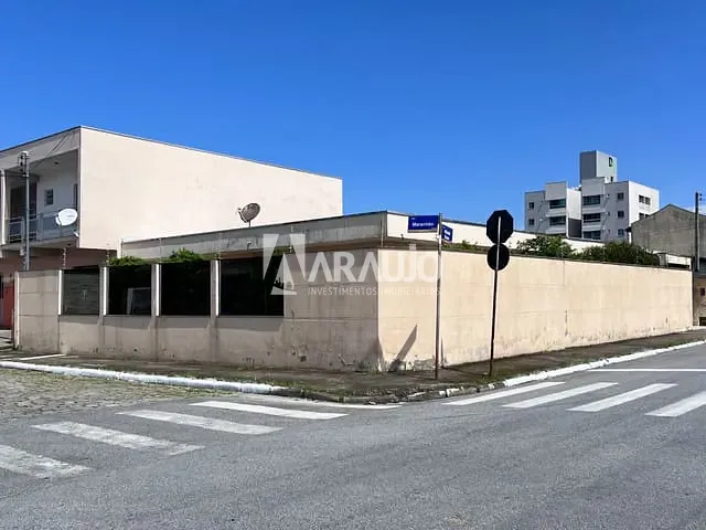 Casa com 303m² 3 quartos e 2 banheiros, à venda, no bairro Cordeiros em Itajaí