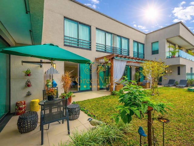 Casa com 832m² 4 quartos e 6 banheiros, à venda, no bairro Campo Comprido em Curitiba