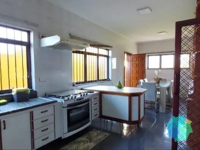 Casa com 300m² 3 quartos e 2 banheiros, à venda, no bairro Jardim Celani em Salto