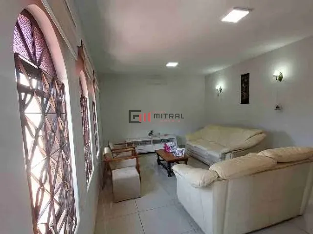 Casa com 390m² 4 quartos e 3 banheiros, à venda, no bairro Champagnat em Londrina