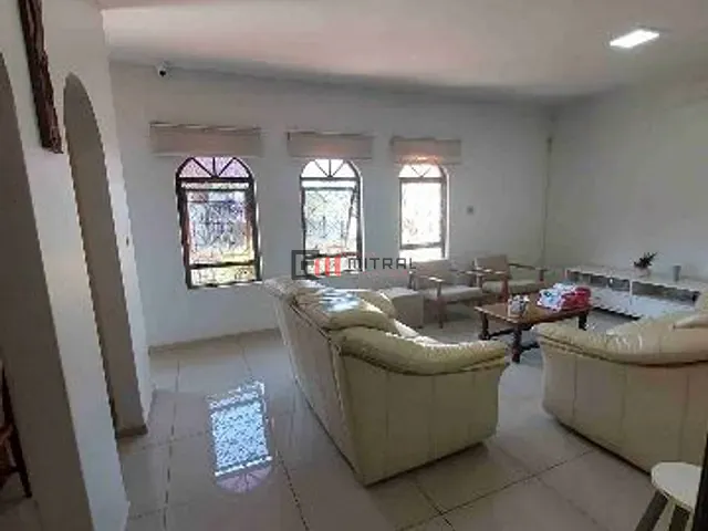 Casa com 390m² 4 quartos e 3 banheiros, à venda, no bairro Champagnat em Londrina