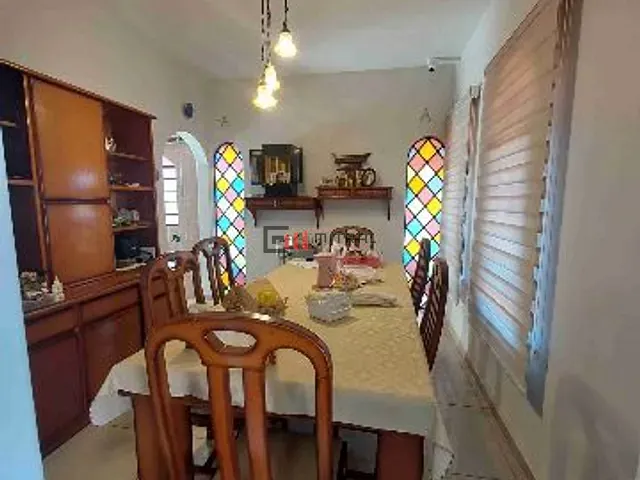 Casa com 390m² 4 quartos e 3 banheiros, à venda, no bairro Champagnat em Londrina