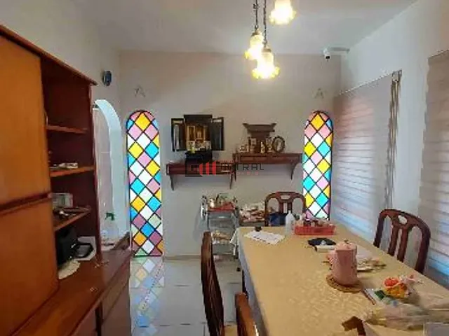 Casa com 390m² 4 quartos e 3 banheiros, à venda, no bairro Champagnat em Londrina