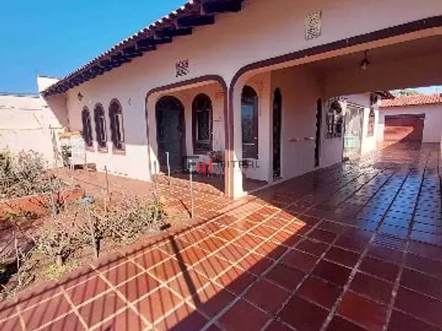 Casa com 390m² 4 quartos e 3 banheiros, à venda, no bairro Champagnat em Londrina