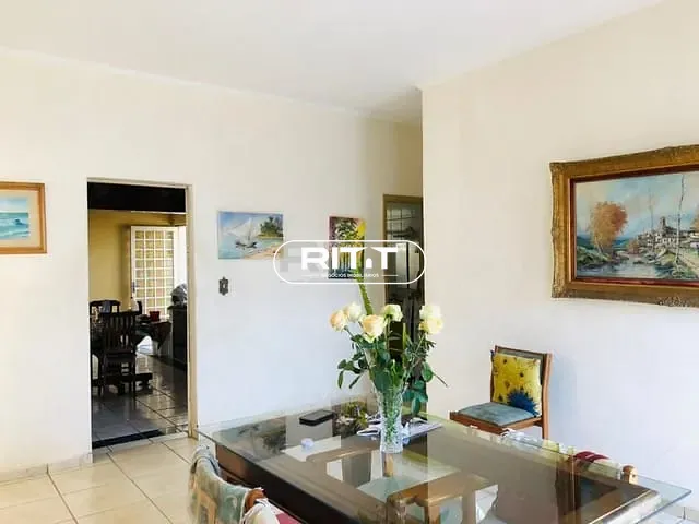Casa com 395m² 4 quartos e 3 banheiros, à venda, no bairro Taquaral em Taquaral