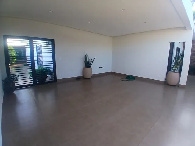 Casa com 300m² 3 quartos e 3 banheiros, à venda ou para alugar, no bairro Riviera de São João em São João da Boa Vista