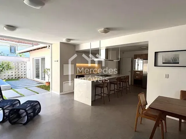 Casa com 441m² 3 quartos e 6 banheiros, à venda, no bairro Cabeçudas em Itajaí
