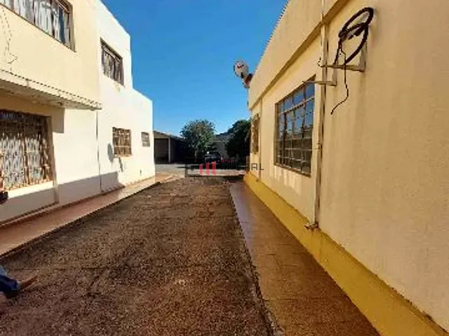 Casa à venda, no bairro Centro em Rolândia