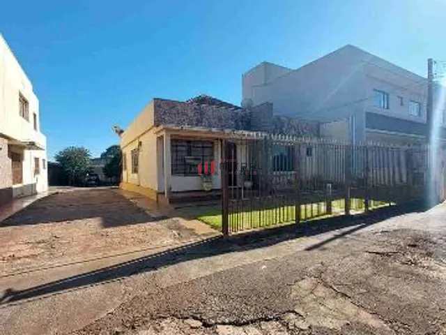 Casa à venda, no bairro Centro em Rolândia