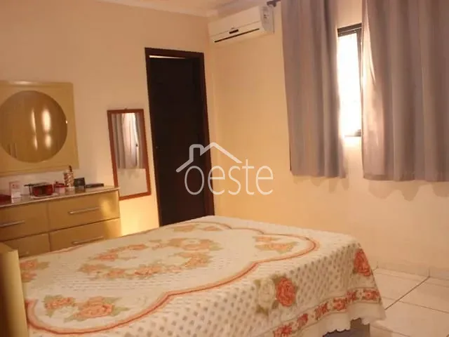 Casa com 280m² 4 quartos e 2 banheiros, à venda, no bairro Vila Brasil em Santa Bárbara D'Oeste