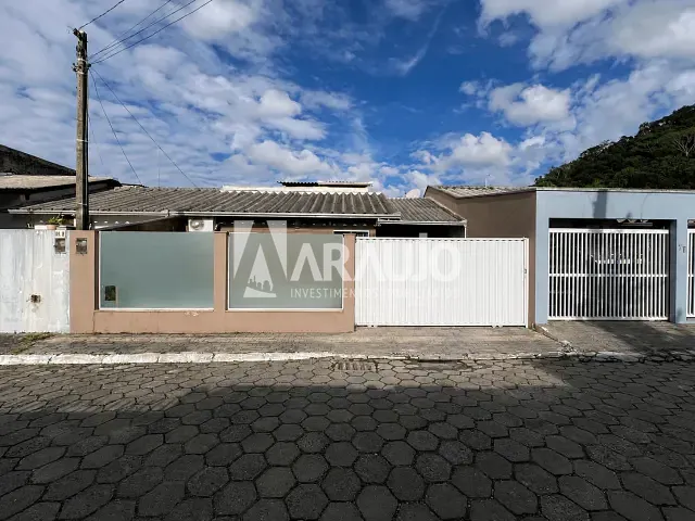 Casa com 107m² 2 quartos e 1 banheiro, à venda, no bairro Espinheiros em Itajaí