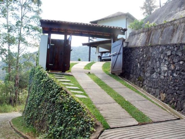 Casa com 1000m², à venda, no bairro Duarte Silveira em Petrópolis