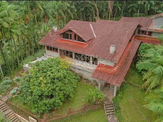 Casa com 2025m² 4 quartos e 4 banheiros, à venda, no bairro Nova Brasília em Joinville