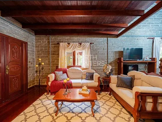 Casa com 2025m² 4 quartos e 4 banheiros, à venda, no bairro Nova Brasília em Joinville