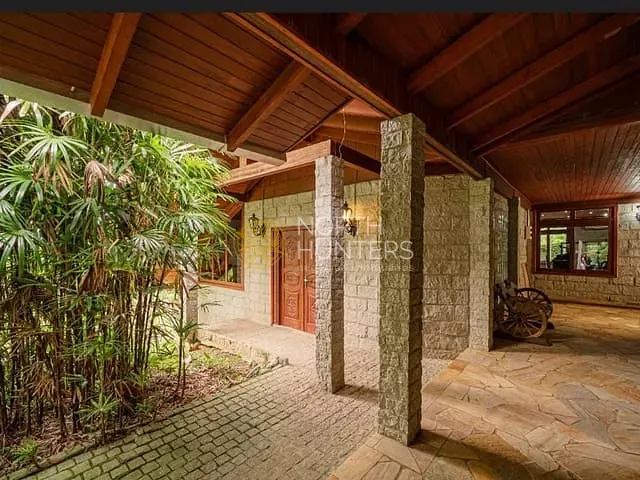 Casa com 2025m² 4 quartos e 4 banheiros, à venda, no bairro Nova Brasília em Joinville