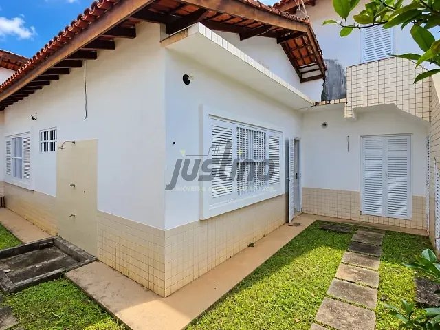 Casa com 225m², para alugar, no bairro Centro em Itanhaém